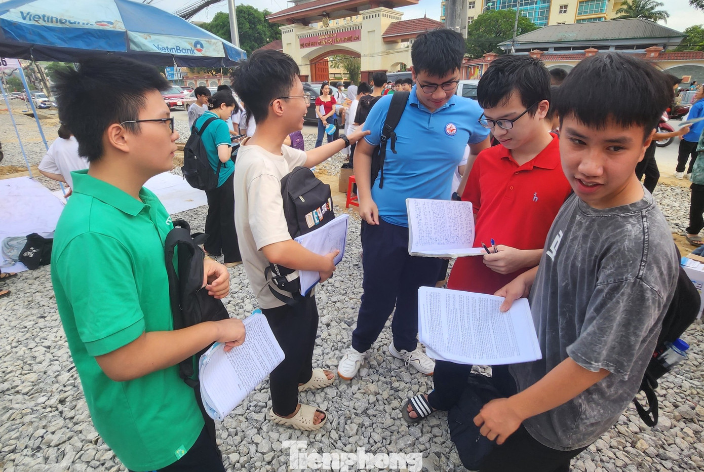 Tại điểm thi trường THPT Huỳnh Thúc Kháng (thành phố Vinh, Nghệ An), từ sáng sớm nhiều học sinh đã đến để làm thủ tục và bước vào môn thi Ngữ Văn, môn thi đầu tiên của kỳ thi tuyển sinh lớp 10.