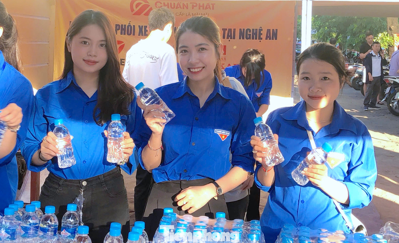Hàng nghìn chai nước phát tặng đến thí sinh và người nhà tại các điểm thi.