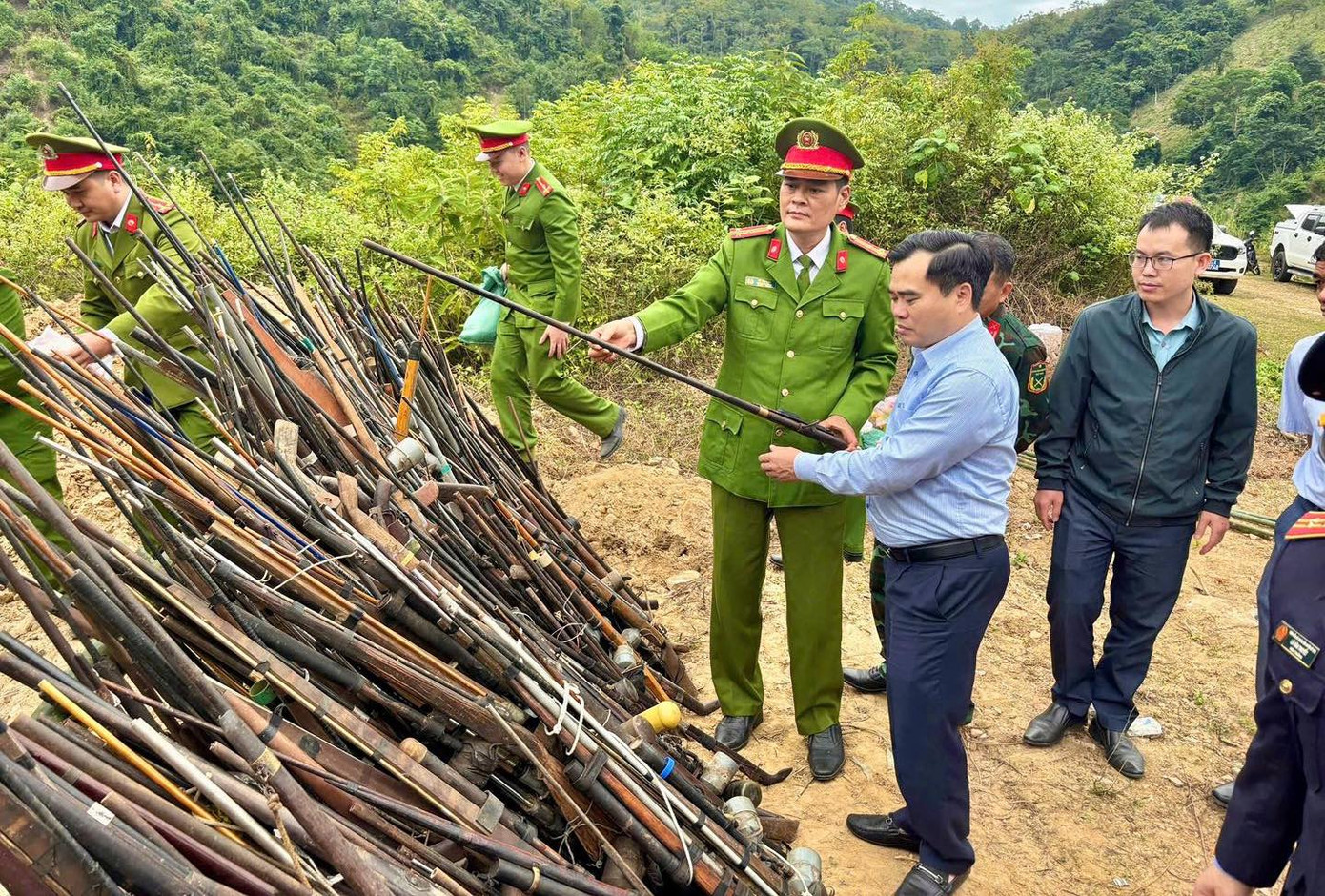 Trước khi đưa đi tiêu hủy, các loại súng và nòng súng đã được kiểm tra, phân loại đảm bảo an toàn khi tiêu hủy. Trước khi đưa đi tiêu hủy, các loại súng và nòng súng đã được kiểm tra, phân loại đảm bảo an toàn khi tiêu hủy.
