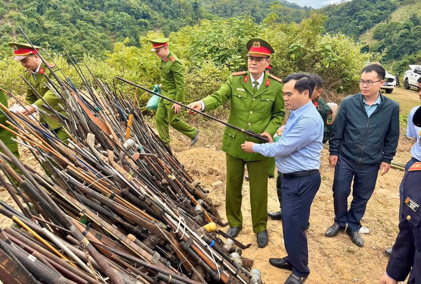 Trước khi đưa đi tiêu hủy, các loại súng và nòng súng đã được kiểm tra, phân loại đảm bảo an toàn khi tiêu hủy. Trước khi đưa đi tiêu hủy, các loại súng và nòng súng đã được kiểm tra, phân loại đảm bảo an toàn khi tiêu hủy.