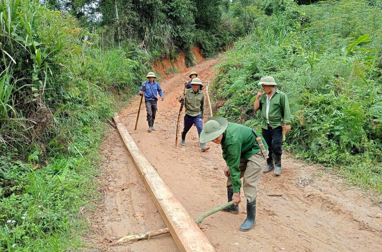 Ông Và Bá Mài - Trưởng bản Mường Lống, cho biết, toàn bản hiện có 137 hộ dân, đều là đồng bào dân tộc Mông. Tuyến đường nối từ trung tâm xã về bản Mường Lống dài 25km và là tuyến đường độc đạo. Chính vì vậy, cây cầu có vai trò hết sức quan trọng của người dân trên địa bàn. “Nhờ có cán bộ, chiến sĩ Đồn Biên phòng Tri Lễ, Tổ công tác Mường Lống cùng các lực lượng chức năng, cây cầu được dựng lại để bà con dân bản đi lại. Chúng tôi rất vui và biết ơn. Mong rằng thời gian tới, bà con bản Mường Lống sẽ tiếp tục nhận được sự quan tâm, giúp đỡ nhiều hơn nữa để từng bước vươn lên ổn định cuộc sống, giữ gìn an ninh, trật tự và xây dựng bản làng ngày càng phát triển”, ông Mài nói.