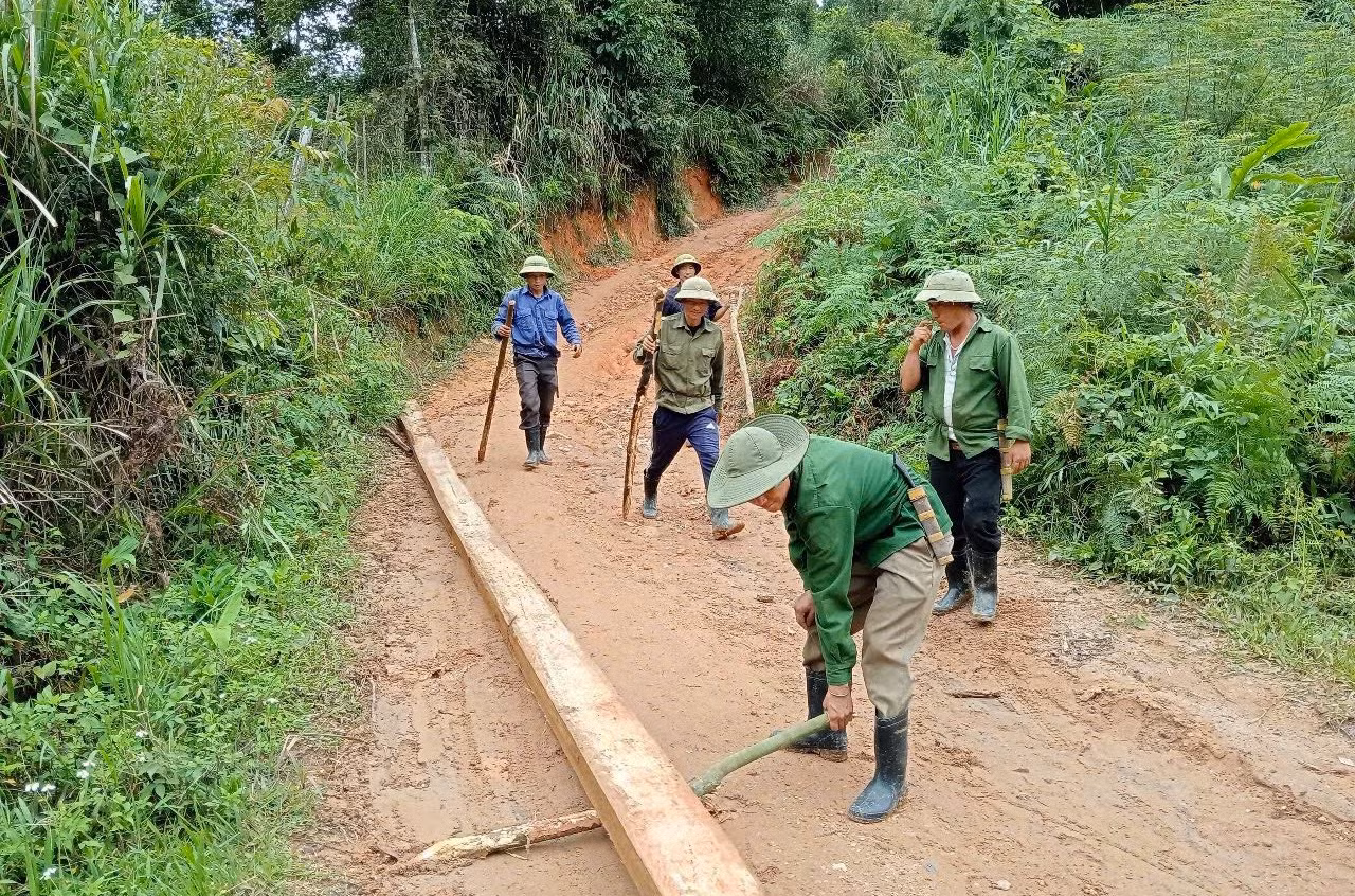 Ông Và Bá Mài - Trưởng bản Mường Lống, cho biết, toàn bản hiện có 137 hộ dân, đều là đồng bào dân tộc Mông. Tuyến đường nối từ trung tâm xã về bản Mường Lống dài 25km và là tuyến đường độc đạo. Chính vì vậy, cây cầu có vai trò hết sức quan trọng của người dân trên địa bàn. “Nhờ có cán bộ, chiến sĩ Đồn Biên phòng Tri Lễ, Tổ công tác Mường Lống cùng các lực lượng chức năng, cây cầu được dựng lại để bà con dân bản đi lại. Chúng tôi rất vui và biết ơn. Mong rằng thời gian tới, bà con bản Mường Lống sẽ tiếp tục nhận được sự quan tâm, giúp đỡ nhiều hơn nữa để từng bước vươn lên ổn định cuộc sống, giữ gìn an ninh, trật tự và xây dựng bản làng ngày càng phát triển”, ông Mài nói.