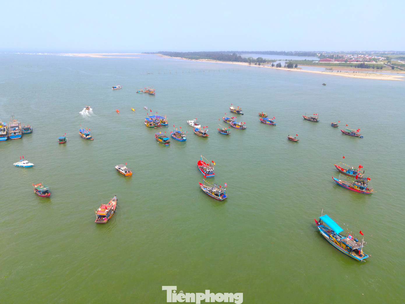 Ông Lê Ngọc Minh - Phó chủ tịch UBND phường Nghi Hải - cho biết lễ hội cầu ngư của ngư dân địa phương đã có từ lâu đời, song có thời gian bị mai một. Từ năm 2015, lễ hội được phục dựng lại với quy mô ngày một lớn và trang trọng hơn. “Ngoài phần lễ, năm nay lễ hội cầu ngư còn nhiều hoạt động kéo dài trong 2 ngày như hội thi đua thuyền, thi nướng cá thu, rót nước mắm nhanh và nhiều trò chơi dân gian khác…” - ông Minh nói.