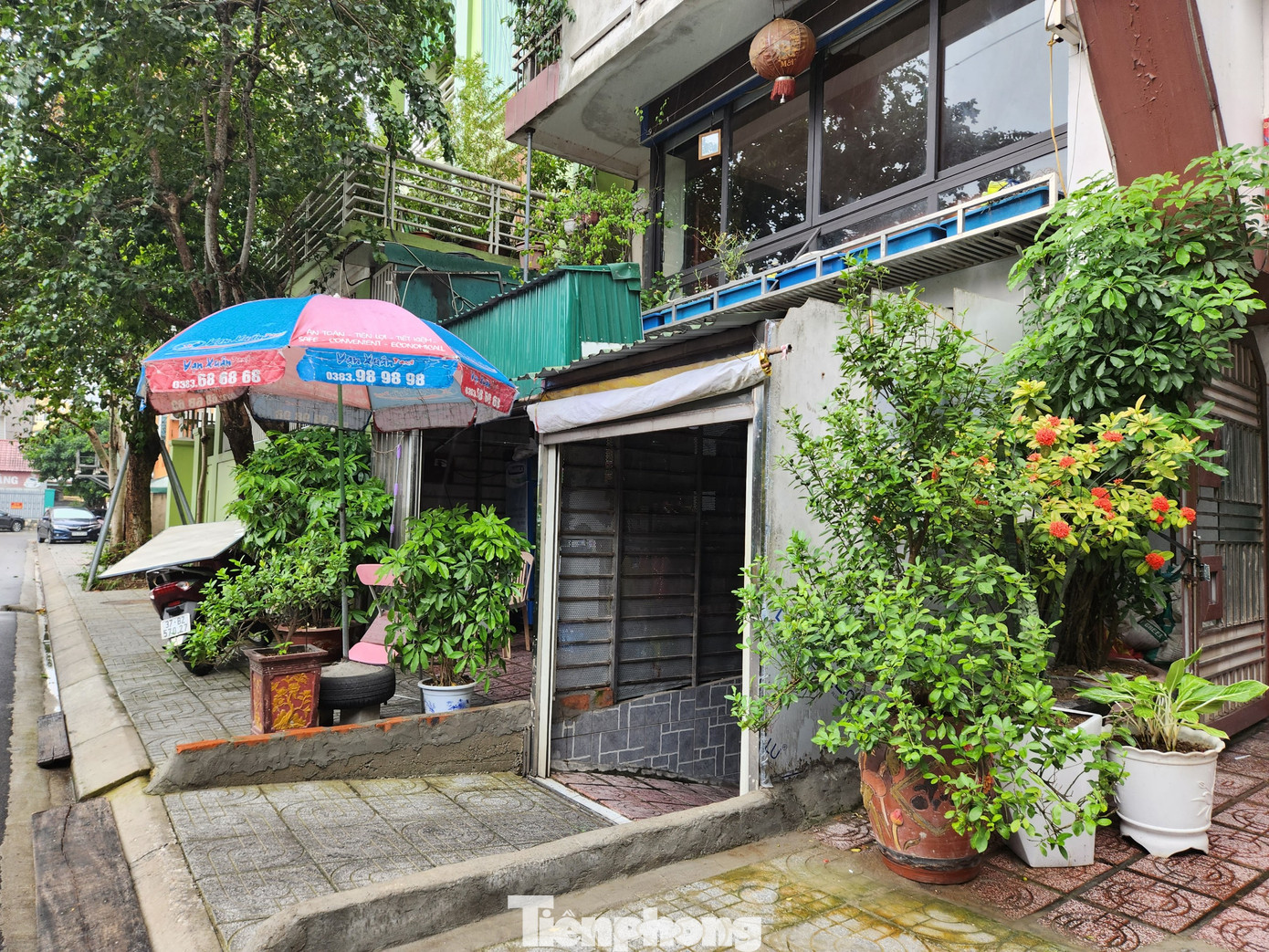 Người dân phản ánh tầng G là sở hữu chung nhưng chủ đầu tư đã bán cho 2 hộ dân làm nhà ở và gara để xe riêng. Người dân đề nghị làm rõ trách nhiệm của cơ quan chức năng địa phương khi để 2 hộ dân tự ý xây dựng thêm phần gara và hiên nhà lấn chiếm vỉa hè ngoài thiết kế của chung cư.