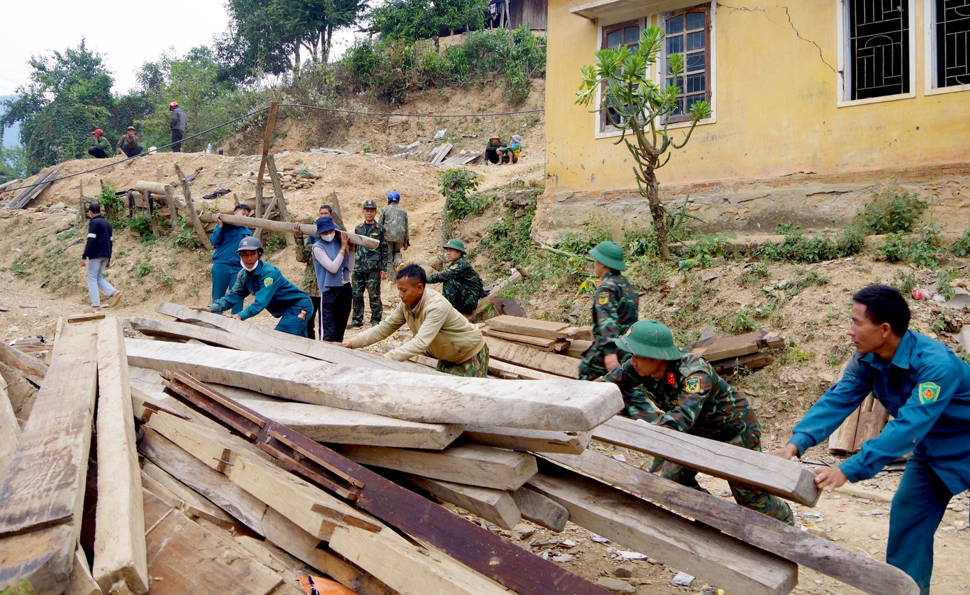 Rồi tập kết lại một vị trí để đưa đến khu tái định cư mới cách bản cũ gần 5km. (Ảnh: Trọng Kiên Châu Khang).
