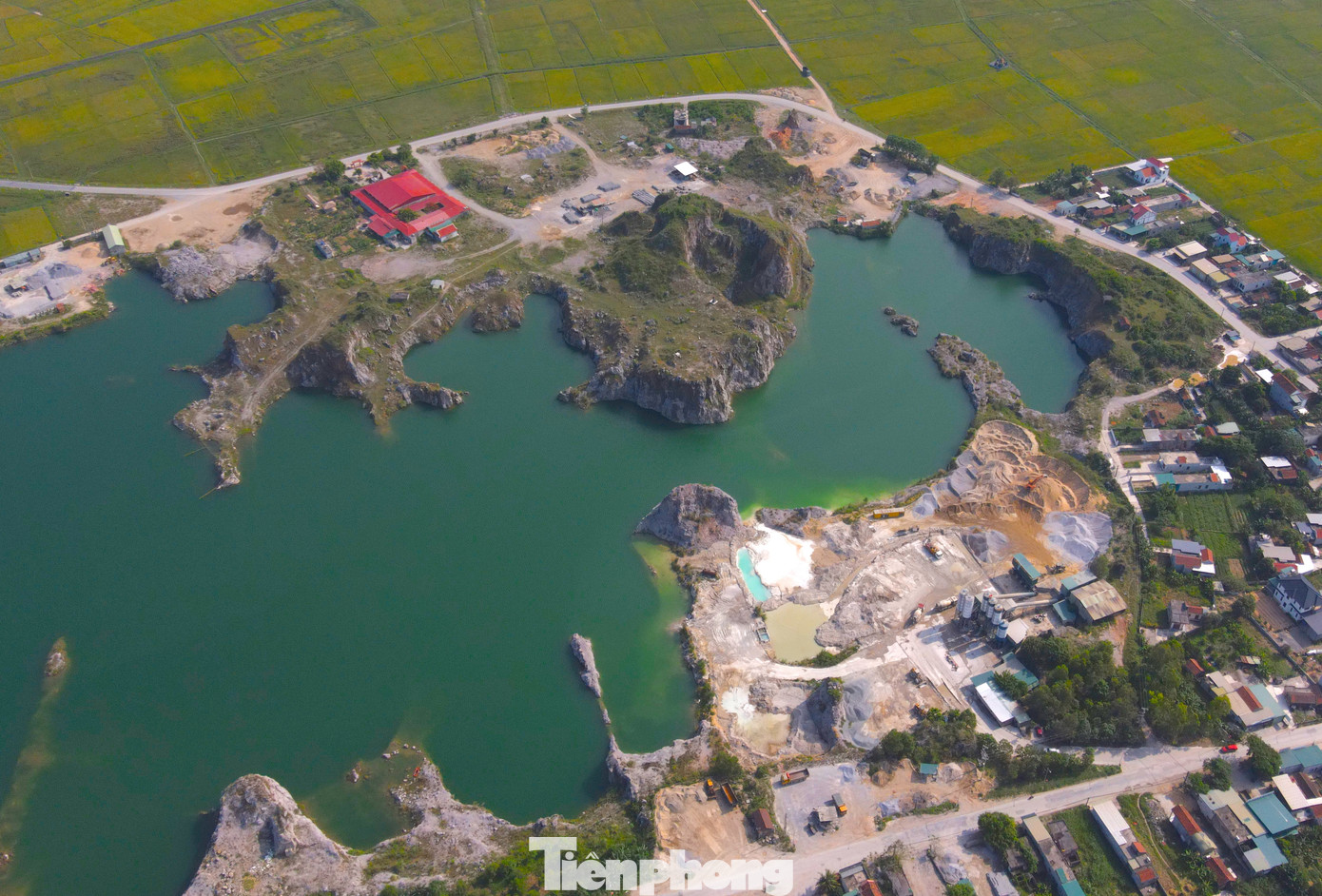 Nhìn từ trên cao có thể thấy khu nước thải của trạm bê tông này chảy thông xuống hồ nước.