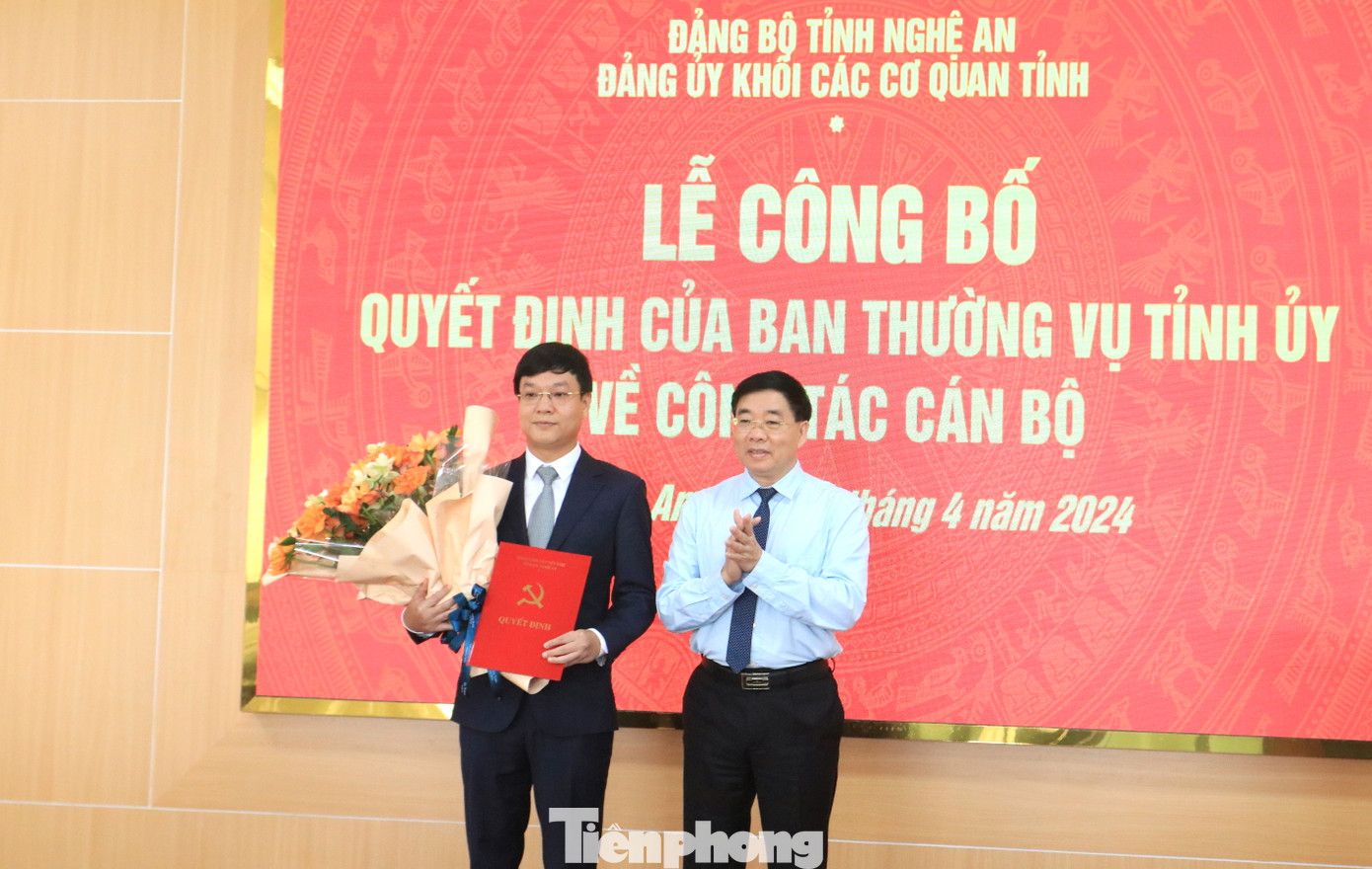 Ông Nguyễn Văn Thông - Phó Bí thư Thường trực Tỉnh ủy Nghệ An trao quyết định và tặng hoa chúc mừng tân Bí thư Đảng ủy Khối các cơ quan tỉnh.