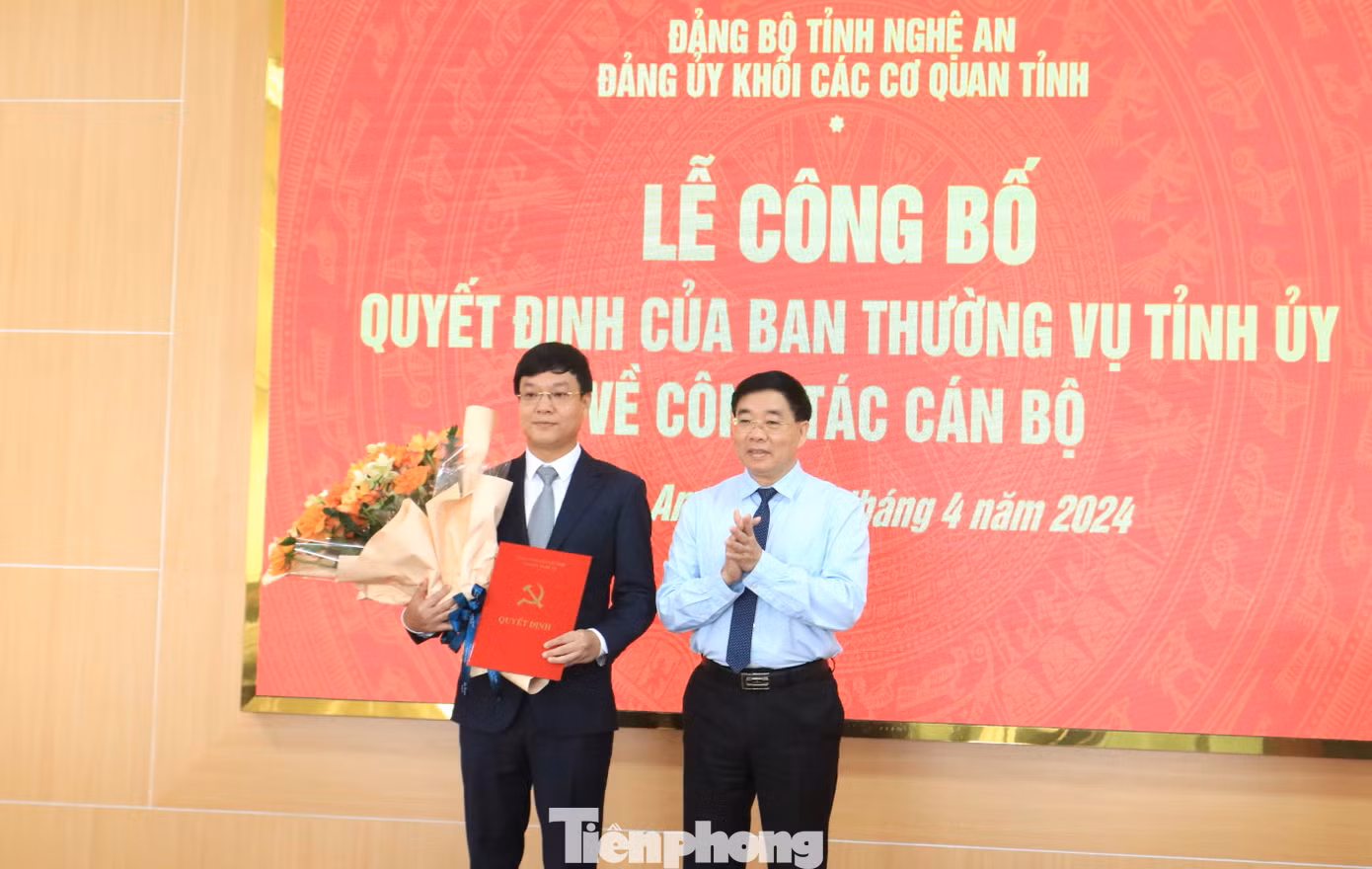 Ông Nguyễn Văn Thông - Phó Bí thư Thường trực Tỉnh ủy Nghệ An trao quyết định và tặng hoa chúc mừng tân Bí thư Đảng ủy Khối các cơ quan tỉnh.