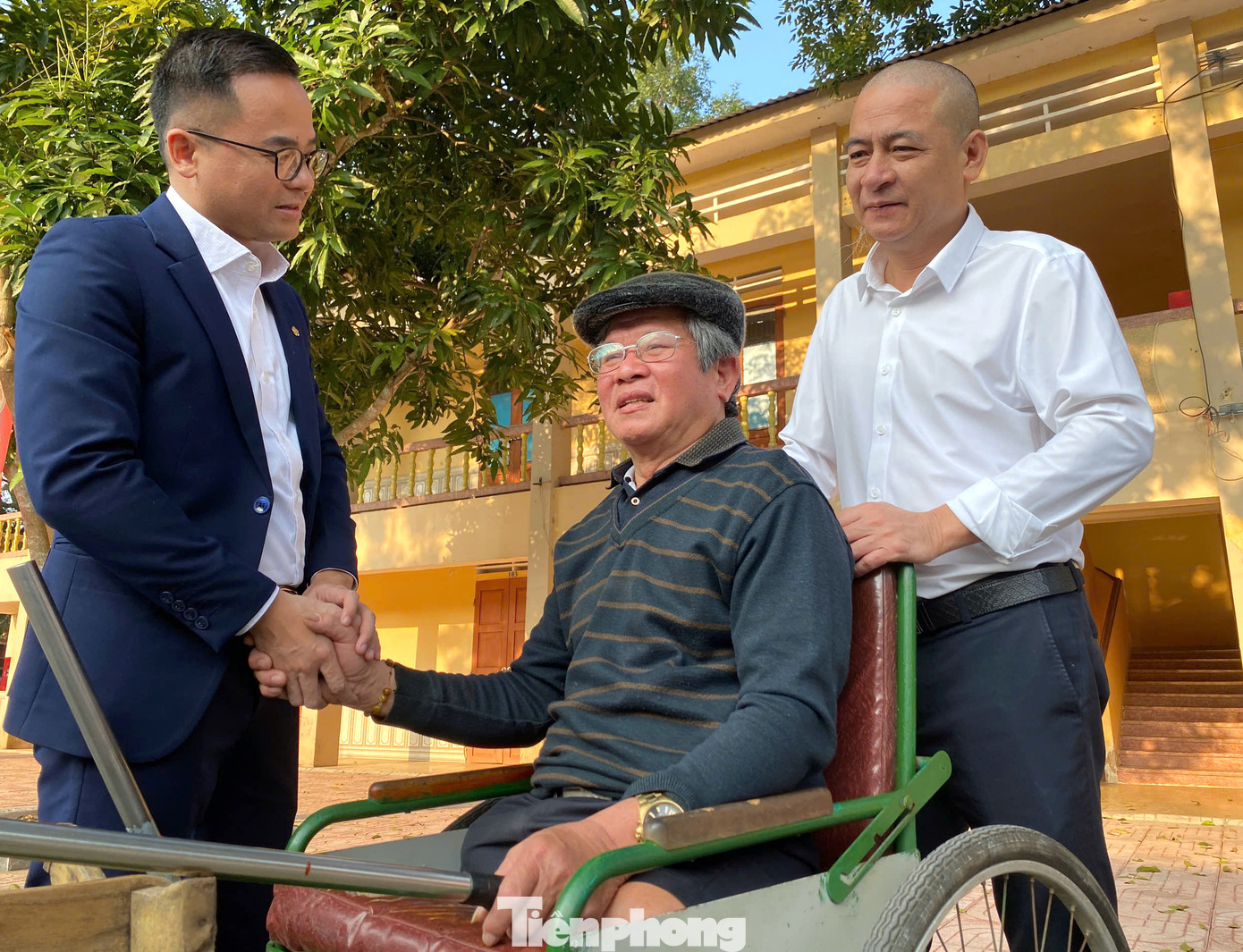 Nhà báo Trần Quang Long - Trưởng văn phòng đại diện báo Tiền Phong khu vực Bắc Trung Bộ và anh Đinh Xuân Hoàng - Phó Chủ tịch Công đoàn cơ sở BIDV - Nghệ An thăm hỏi các thương bệnh binh tại đơn vị. Nhà báo Trần Quang Long - Trưởng văn phòng đại diện báo Tiền Phong khu vực Bắc Trung Bộ và anh Đinh Xuân Hoàng - Phó Chủ tịch Công đoàn cơ sở BIDV - Nghệ An thăm hỏi các thương bệnh binh tại đơn vị.