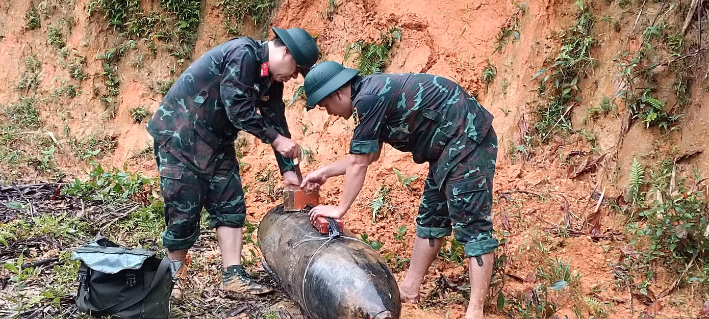 Ban Công binh Bộ chỉ huy Quân sự tỉnh Nghệ An tiến hành vô hiệu hóa ngòi nổ quả bom.