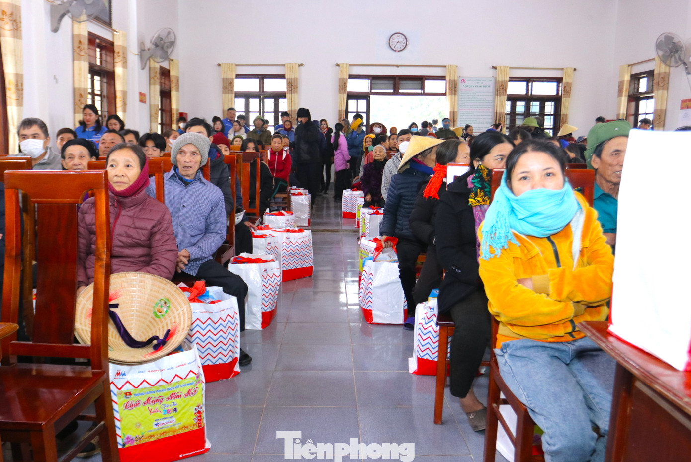 Được đón nhận túi quà giá trị và ý nghĩa, bà Bùi Thị Hồng (60 tuổi, trú xã Nghi Hưng, Nghi Lộc, Nghệ An) chia sẻ rất vui mừng vì được các cán bộ T.Ư Đoàn, Tỉnh Đoàn Nghệ An, chính quyền địa phương và các nhà tài trợ quan tâm thăm hỏi, tặng quà. "Được thăm hỏi động viên, được nhận món quà ý nghĩa này đối với gia đình tôi và bà con vui lắm. Vậy là Tết này ấm cúng rồi", bà Hồng nói. Được đón nhận túi quà giá trị và ý nghĩa, bà Bùi Thị Hồng (60 tuổi, trú xã Nghi Hưng, Nghi Lộc, Nghệ An) chia sẻ rất vui mừng vì được các cán bộ T.Ư Đoàn, Tỉnh Đoàn Nghệ An, chính quyền địa phương và các nhà tài trợ quan tâm thăm hỏi, tặng quà. "Được thăm hỏi động viên, được nhận món quà ý nghĩa này đối với gia đình tôi và bà con vui lắm. Vậy là Tết này ấm cúng rồi", bà Hồng nói.