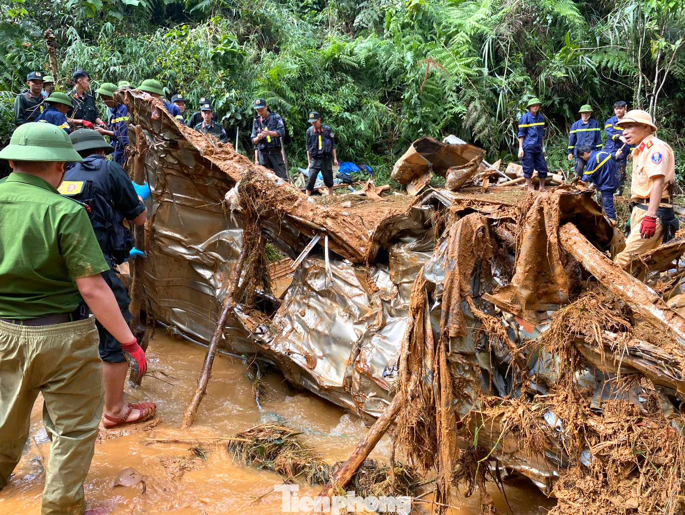 Sau nhiều giờ kéo cáp, phần nóc xe khách cũng đã được dựng lên để kéo ra khỏi hiện trường.
