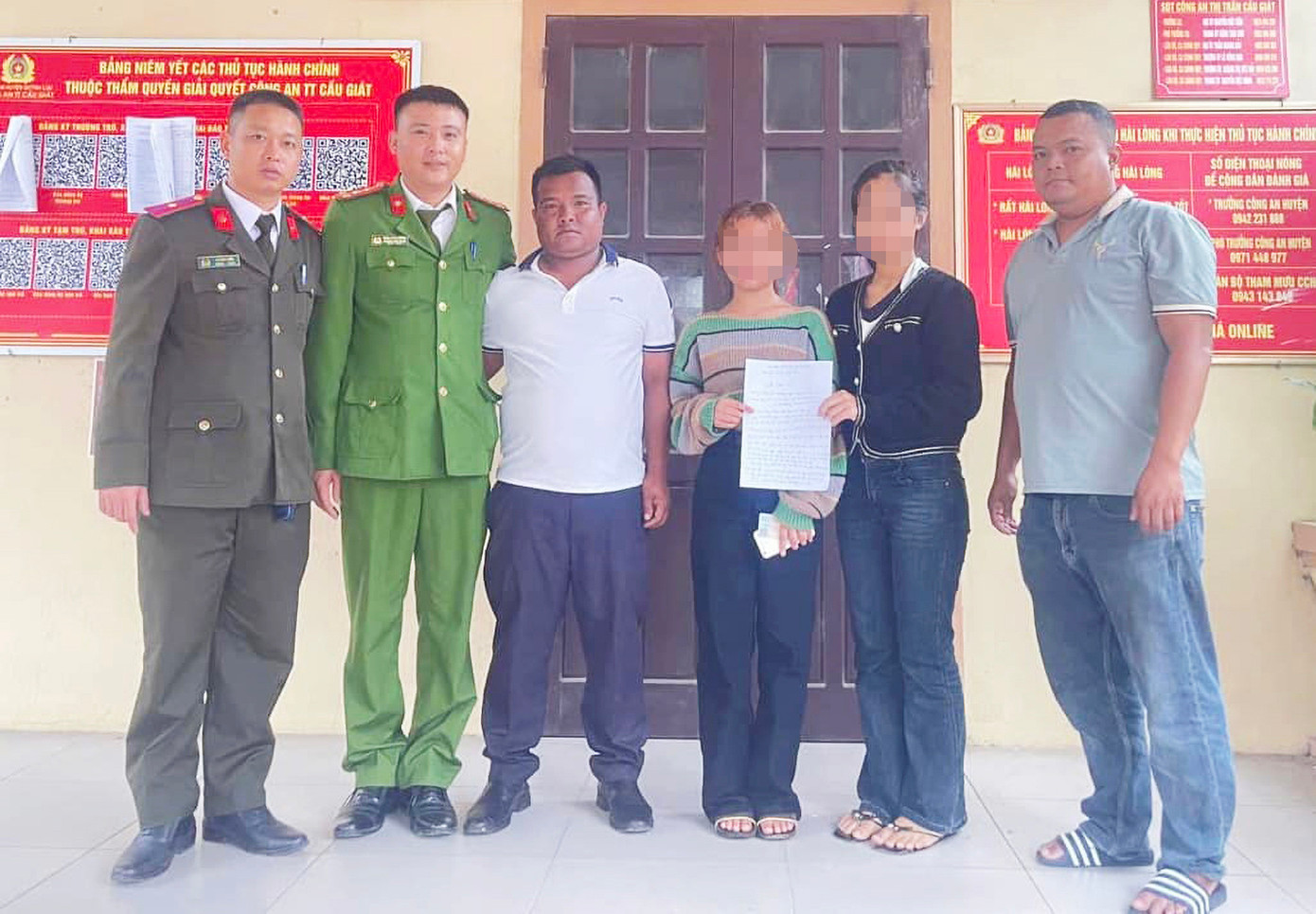 Công an thị trấn Cầu Giát bàn giao 2 cháu bé cho công an và chính quyền địa phương để đưa 2 cháu về với gia đình.