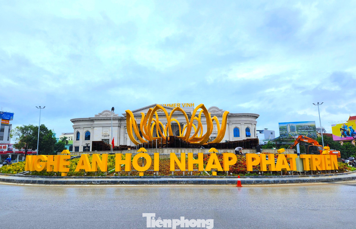 Bông sen vàng đang được các công nhân cấp tập hoàn thiện để kịp ngày lễ lớn của thành phố.