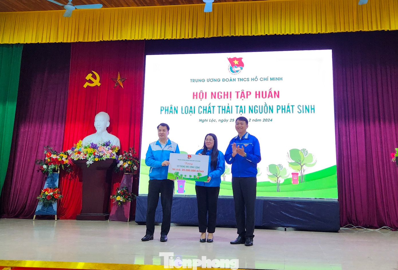 T.Ư Đoàn đã trao tặng đến Huyện Đoàn Nghi Lộc (tỉnh Nghệ An) 10 thùng rác 3 ngăn trị giá 35 triệu đồng để góp phần việc phân loại rác, bảo vệ môi trường. T.Ư Đoàn đã trao tặng đến Huyện Đoàn Nghi Lộc (tỉnh Nghệ An) 10 thùng rác 3 ngăn trị giá 35 triệu đồng để góp phần việc phân loại rác, bảo vệ môi trường.