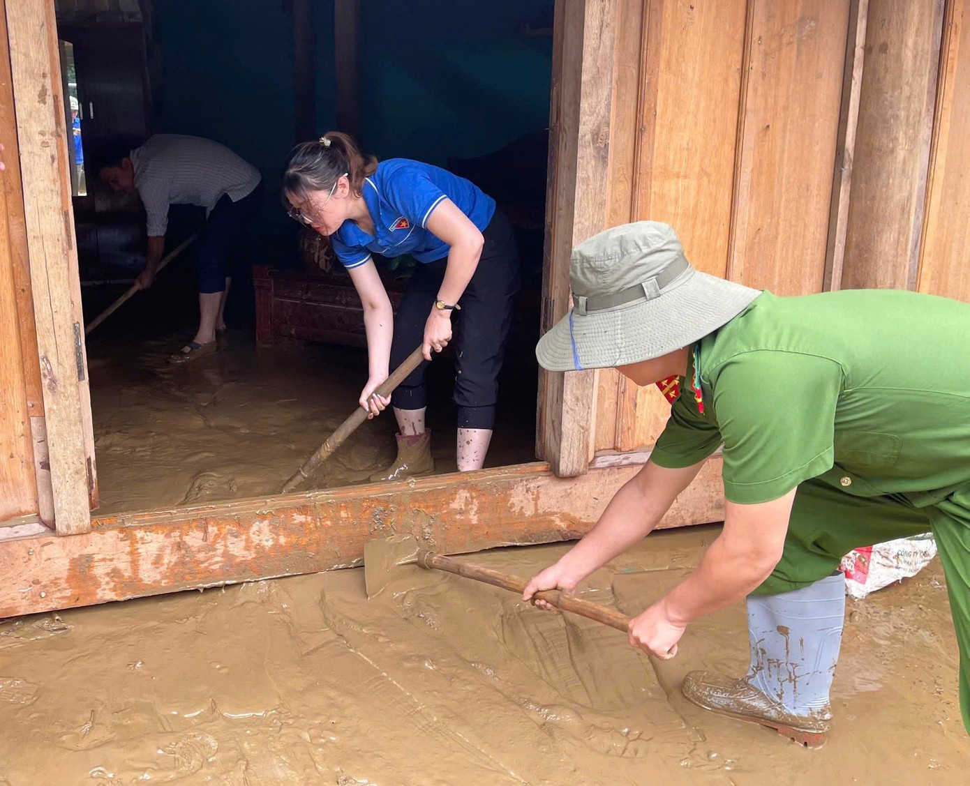 Nhiều nữ đoàn viên cũng lấm lem bùn non hỗ trợ người dân khắc phục hậu quả trận lũ quét. Nhiều nữ đoàn viên cũng lấm lem bùn non hỗ trợ người dân khắc phục hậu quả trận lũ quét.