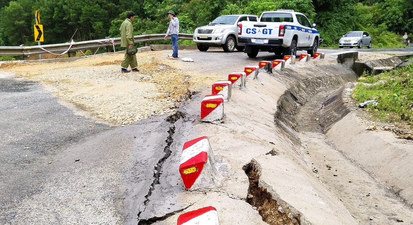 Hiện cơ quan chức năng đang theo dõi địa chất nền đường để tìm phương án xử lý đồng thời khắc phục tạm bằng cách san lấp và làm một con đường tạm sát vách núi để các phương tiện nhỏ có thể lưu thông qua. Hiện cơ quan chức năng đang theo dõi địa chất nền đường để tìm phương án xử lý đồng thời khắc phục tạm bằng cách san lấp và làm một con đường tạm sát vách núi để các phương tiện nhỏ có thể lưu thông qua.