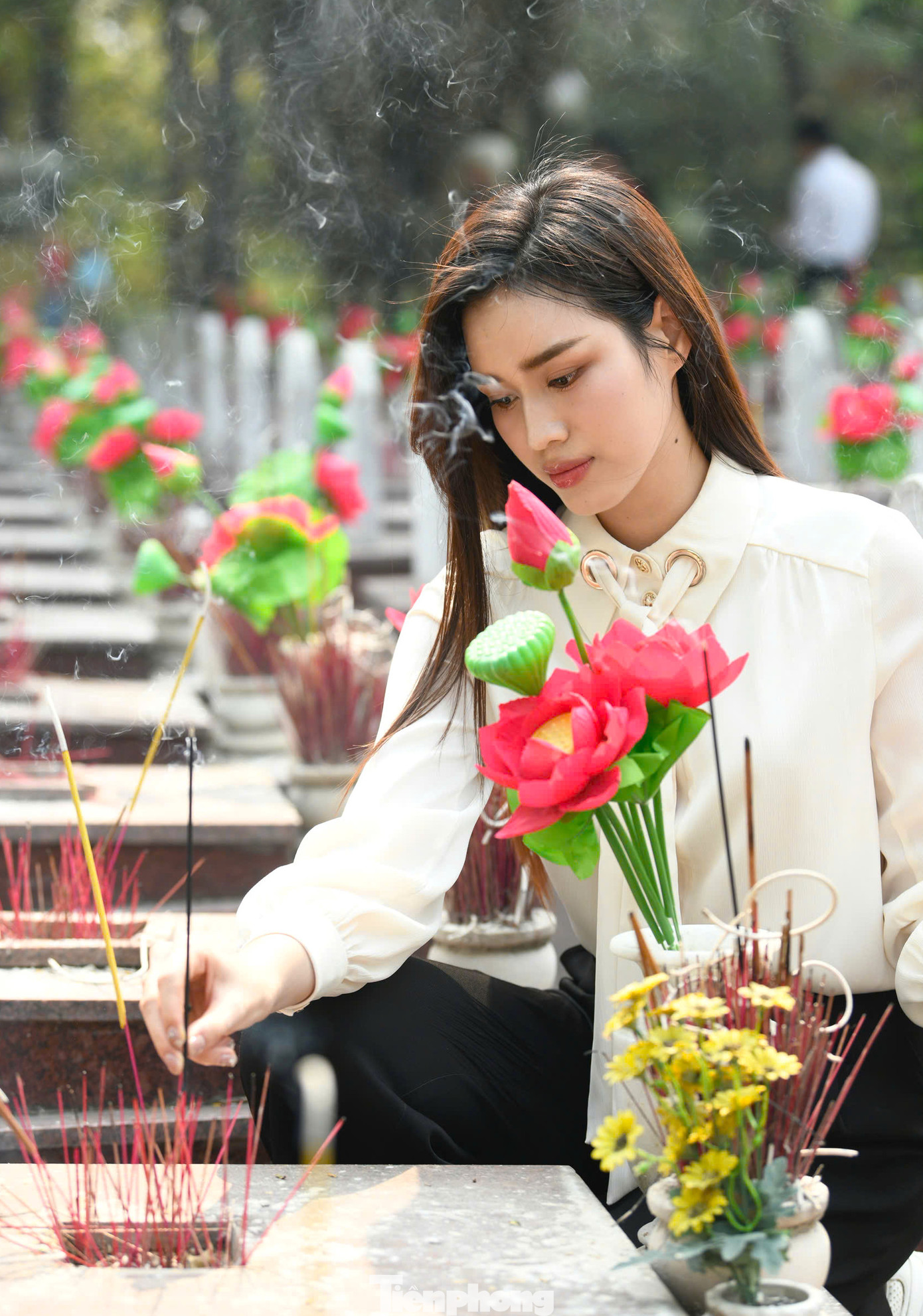 "Cảm ơn Ban Tổ chức đã tạo điều kiện cho thế hệ trẻ chúng em đến đây và tận tay dâng nén hương thơm, cũng như bày tỏ lòng thành kính, tri ân các Anh hùng liệt sĩ đã hy sinh vì nền độc lập tự do của dân tộc. Từ đó, bản thân em và các bạn trẻ sẽ có thêm động lực để cố gắng hơn trong cuộc sống, học tập, lao động, đóng góp công sức trong công cuộc xây dựng, phát triển đất nước. Đó cũng là cách tri ân thầm lặng các Anh hùng liệt sĩ đã hy sinh cho nền độc lập của nước nhà”, Hoa hậu Đỗ Thị Hà xúc động chia sẻ khi tham gia buổi lễ dâng hương đầy ý nghĩa tại Tiền Phong Marathon 2025.