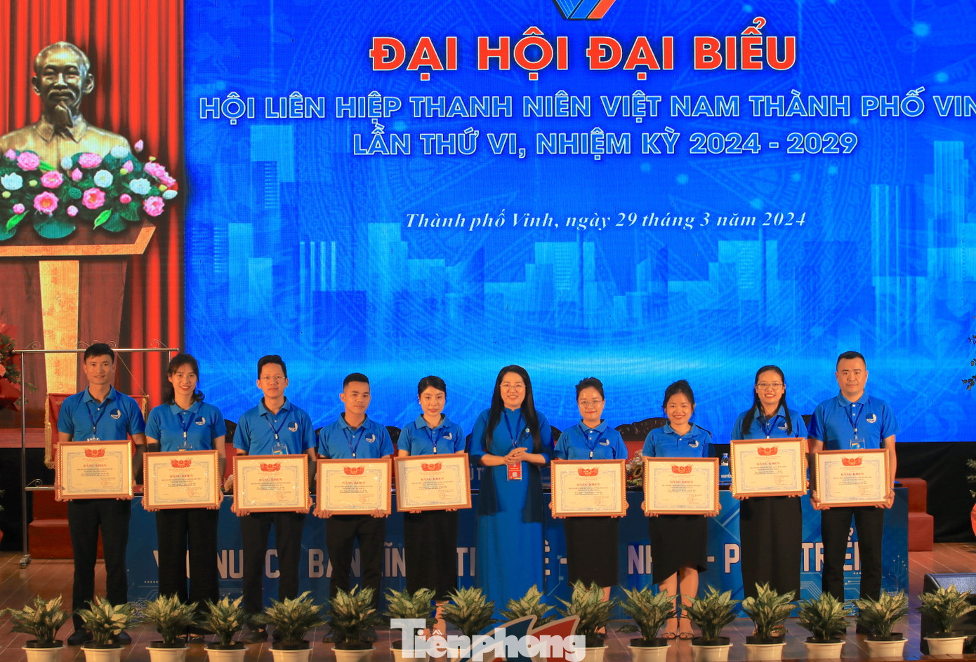 Trao tặng bằng khen cho các tập thể có thành tích xuất sắc trong công tác Hội và Phong trào Thanh niên nhiệm kỳ 2019-2024. Trao tặng bằng khen cho các tập thể có thành tích xuất sắc trong công tác Hội và Phong trào Thanh niên nhiệm kỳ 2019-2024.