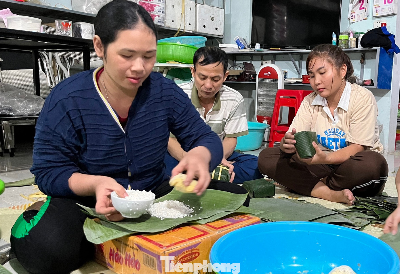 Đã có nhiều năm kinh nghiệm gói bánh nên người ở làng bánh chưng Vĩnh Hòa chỉ mất trung bình khoảng 30 giây để gói xong một chiếc bánh. Tuy nhiên để cho ra chiếc bánh phải trải qua rất nhiều công đoạn như: rửa, cắt lá, chẻ lạt, cắt thịt, đãi nếp… nên ngoài thợ gói bánh còn cần rất nhiều người phụ việc.