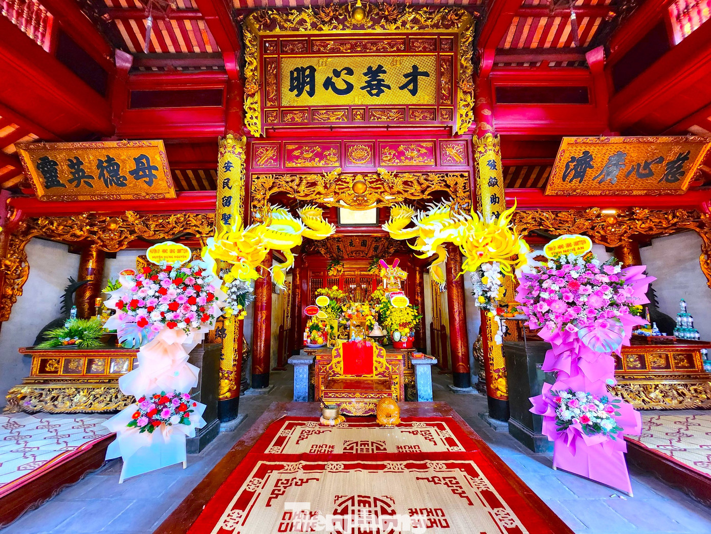 Theo tương truyền, ông Hoàng Mười có tài thao lược, giỏi văn chương lại hay ban phát lộc cho mọi người. Từ lâu đền đã nổi tiếng linh thiêng trong đời sống tâm linh của người dân xứ Nghệ và du khách thập phương.