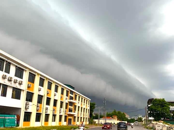 Đám mây lớn xuất hiện như đợt "sóng thần" bay ngang qua các tuyến phố ở thành phố Vinh (Nghệ An) vào sáng 6/9. Đám mây lớn xuất hiện như đợt "sóng thần" bay ngang qua các tuyến phố ở thành phố Vinh (Nghệ An) vào sáng 6/9.