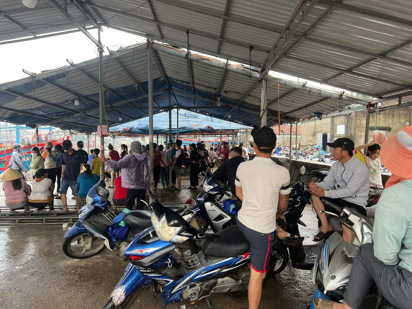 Trên bờ, người dân nóng lòng ngóng tin tức từ các cơ quan chức năng.