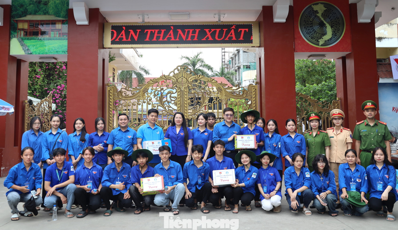 Tại điểm trường thi Phan Bội Châu, Hà Huy Tập và điểm thi trường Phổ thông Dân tộc nội trú THPT số 1 tỉnh Nghệ An, chị Nguyễn Thị Phương Thúy đã tặng quà, nước, sữa cho lực lượng đoàn viên thanh niên tiếp sức mùa thi. Tại điểm trường thi Phan Bội Châu, Hà Huy Tập và điểm thi trường Phổ thông Dân tộc nội trú THPT số 1 tỉnh Nghệ An, chị Nguyễn Thị Phương Thúy đã tặng quà, nước, sữa cho lực lượng đoàn viên thanh niên tiếp sức mùa thi.