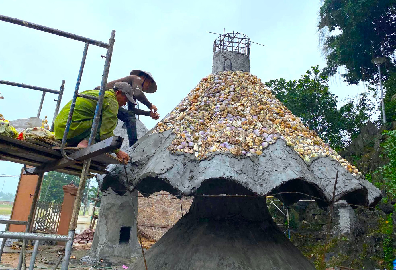 Sau khi hoàn thiện việc đổ bê tông, những người thợ sẽ gắn lên phần ngoài cây thông bằng hàng triệu vỏ con ốc, sò, hàu, hến... Sau khi hoàn thiện việc đổ bê tông, những người thợ sẽ gắn lên phần ngoài cây thông bằng hàng triệu vỏ con ốc, sò, hàu, hến...