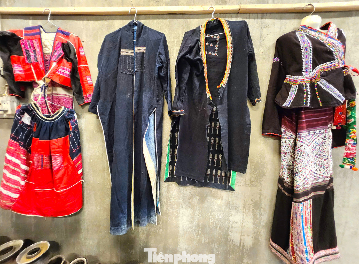 "Đây là bộ trang phục của nhiều dân tộc khác nhau. Tôi phải đi nhiều nơi, tìm kiếm nhiều mới mua về được", bà Bích nói.