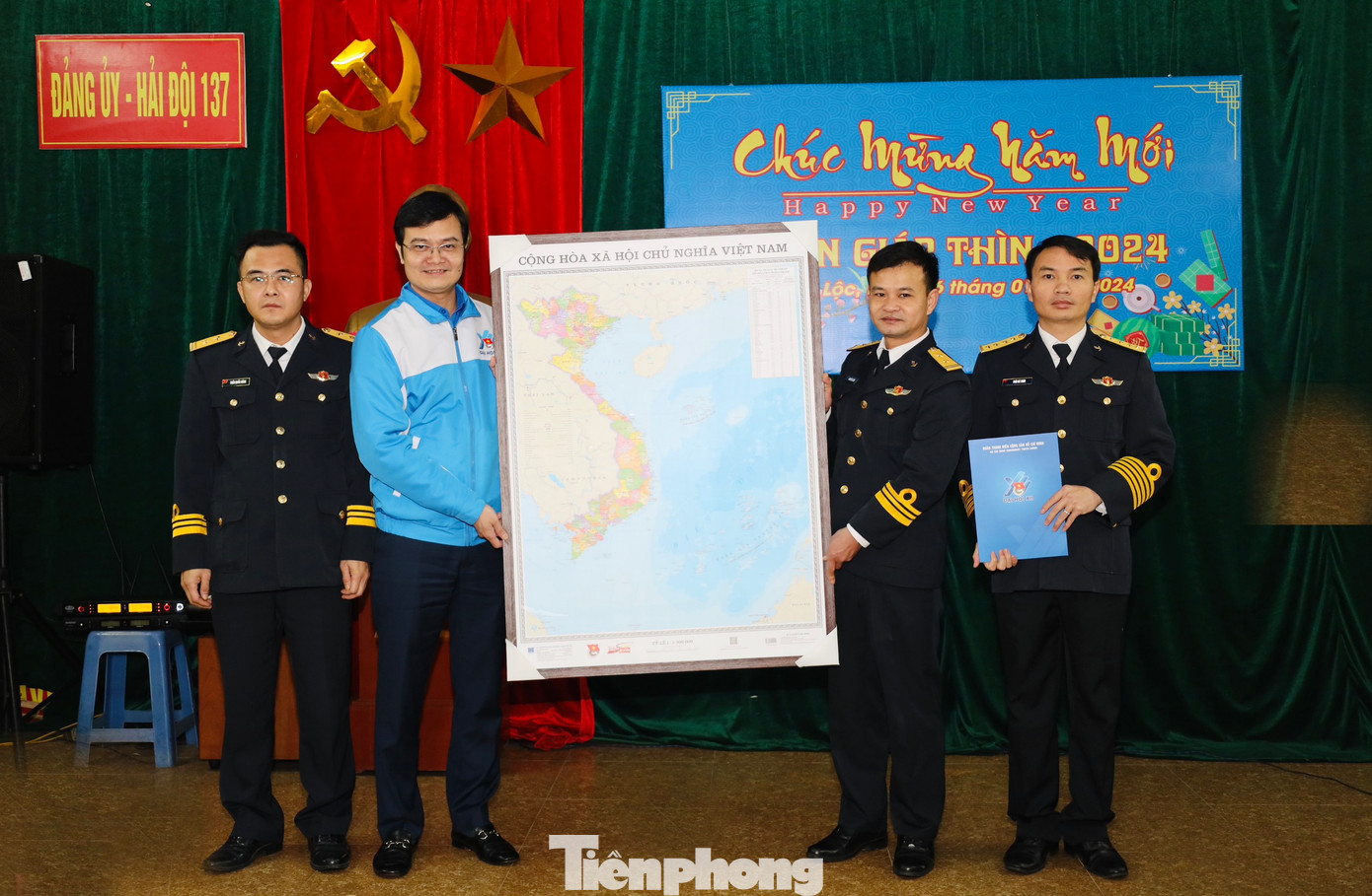 Tại chương trình, anh Bùi Quang Huy - Ủy viên dự khuyết BCH T.Ư Đảng, Bí thư thứ nhất BCH T.Ư Đoàn đã trao tặng phần quà Tết gồm 10 triệu đồng tiền mặt và 10 bản đồ Việt Nam cho Hải đội 137.