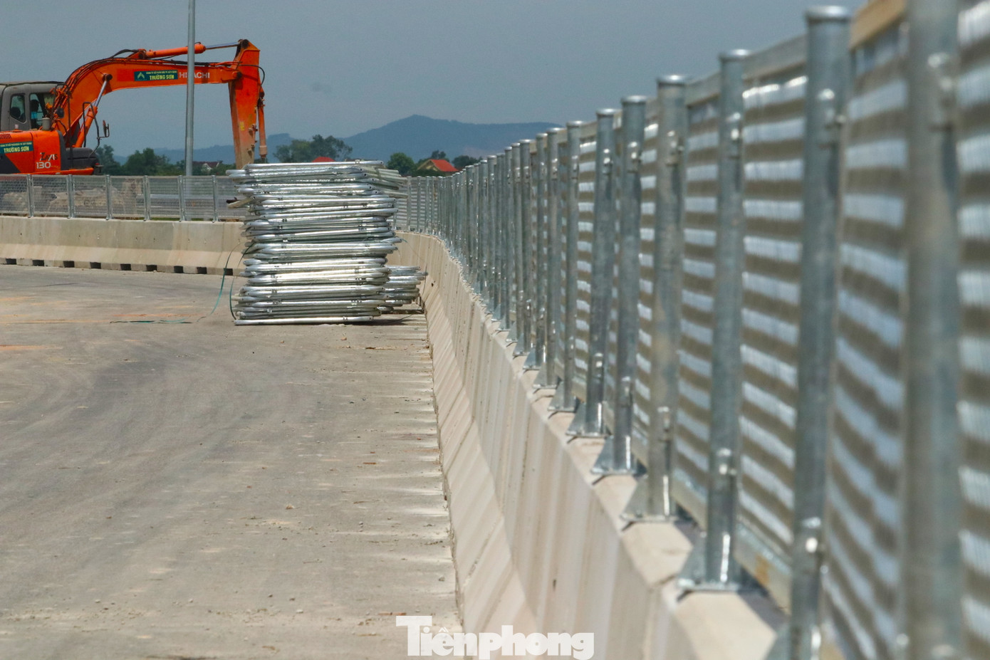 Tấm phản quang, biển báo khoảng cách, biển báo nút giao, biển báo tốc độ, tấm chắn chói đều được lắp đặt gần như hoàn thiện.