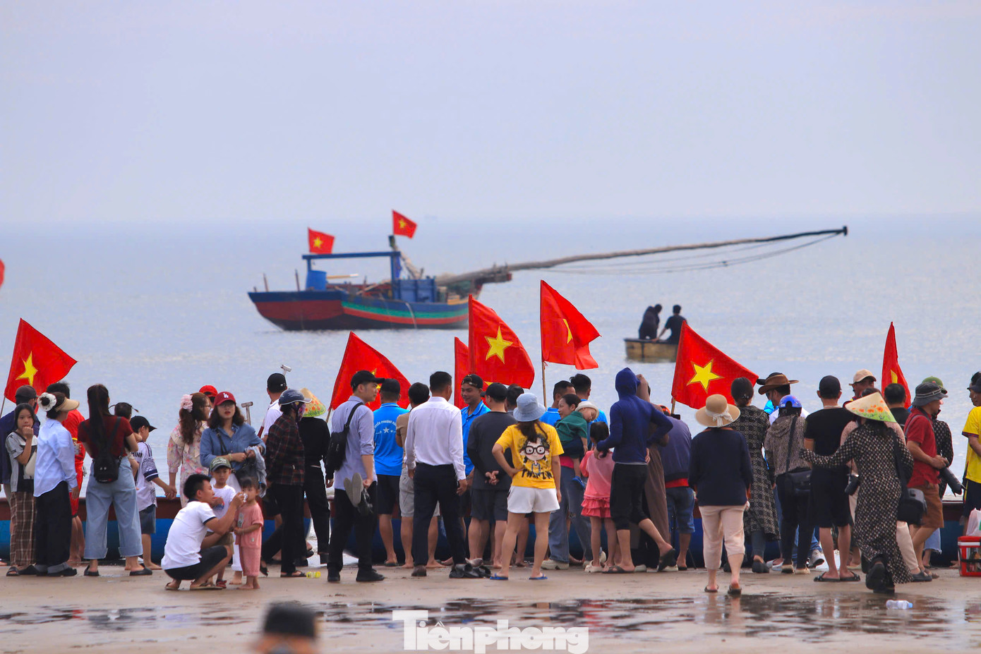 Trước khi diễn ra cuộc đua, cả nghìn người dân địa phương đã tập trung ra bờ biển để theo dõi và cổ vũ.