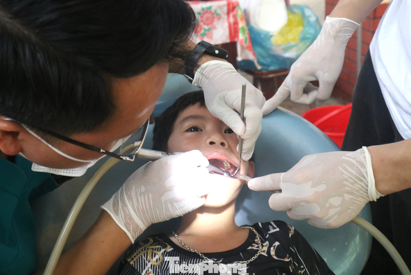 Các bạn trẻ, các em nhỏ được thăm khám, chăm sóc răng miệng.