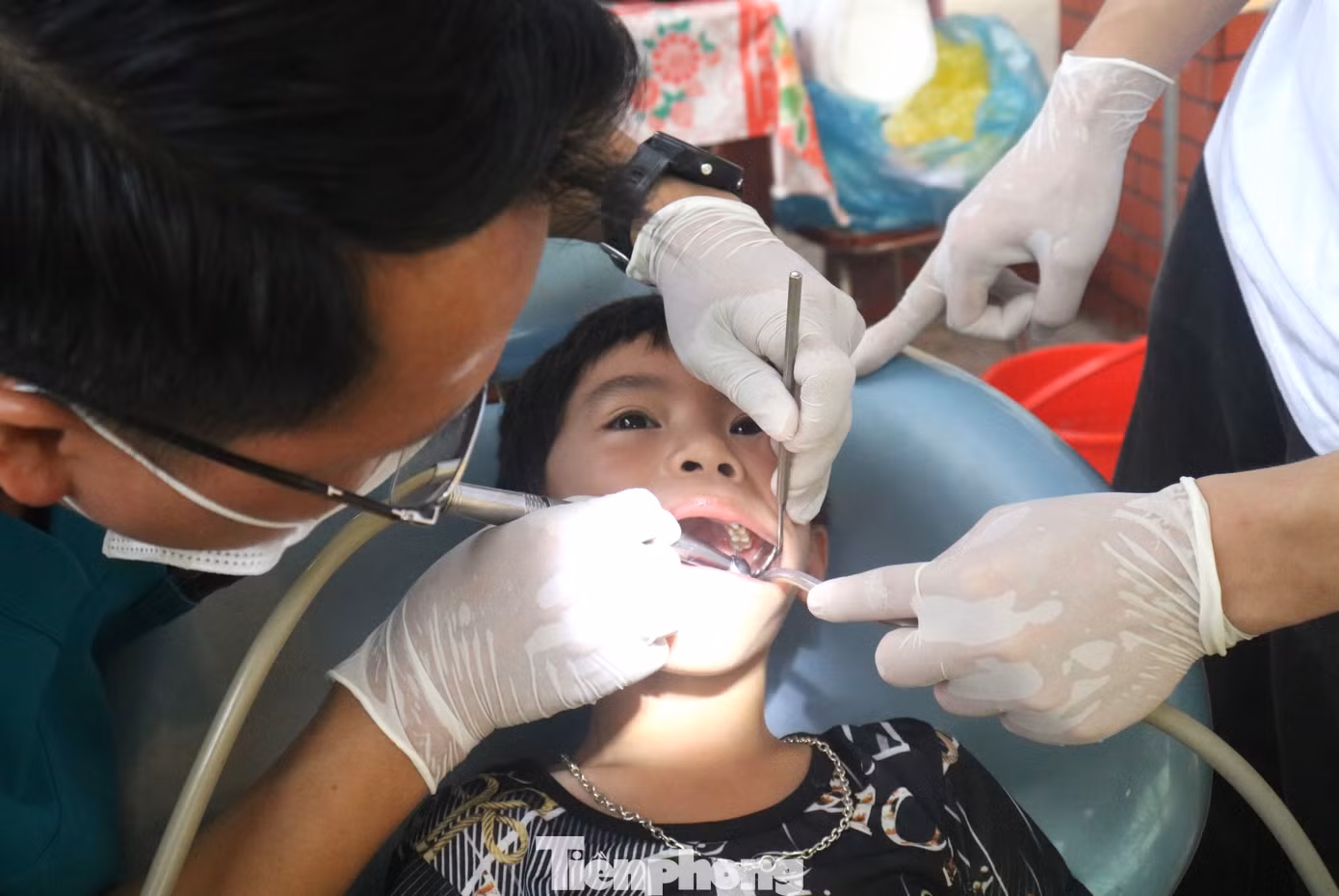 Các bạn trẻ, các em nhỏ được thăm khám, chăm sóc răng miệng.
