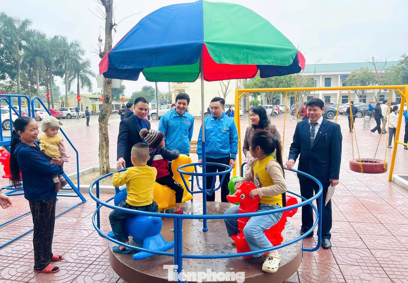 Tại Lễ ra quân Tháng Thanh niên năm 2025, Ban Thường vụ Huyện Đoàn Nghi Lộc đã bàn giao công trình thanh niên sân chơi thiếu nhi (Bệnh viện Phổi Nghệ An) trị giá 50 triệu đồng; Trao 10 suất quà với tổng trị giá 4 triệu đồng cho trẻ em có hoàn cảnh khó khăn đang điều trị tại viện; Trồng Hàng cây thanh niên; Trao tặng 10 bản đồ Việt Nam cho Đoàn xã Nghi Vạn; Phát 500 suất cháo cho bệnh nhân đang điều trị tại bệnh viện với tổng giá trị 12 triệu đồng. Tại Lễ ra quân Tháng Thanh niên năm 2025, Ban Thường vụ Huyện Đoàn Nghi Lộc đã bàn giao công trình thanh niên sân chơi thiếu nhi (Bệnh viện Phổi Nghệ An) trị giá 50 triệu đồng; Trao 10 suất quà với tổng trị giá 4 triệu đồng cho trẻ em có hoàn cảnh khó khăn đang điều trị tại viện; Trồng Hàng cây thanh niên; Trao tặng 10 bản đồ Việt Nam cho Đoàn xã Nghi Vạn; Phát 500 suất cháo cho bệnh nhân đang điều trị tại bệnh viện với tổng giá trị 12 triệu đồng.