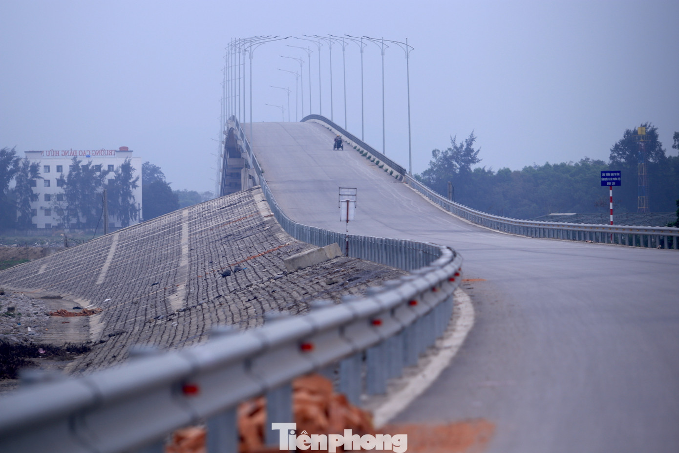 Cầu Lạch Vạn dài 755m bắc qua cửa sông nối xã Diễn Kim với thị trấn Diễn Thành (huyện Diễn Châu Nghệ An) đã hoàn thành và cho phép các phương tiện lưu thông qua lại.