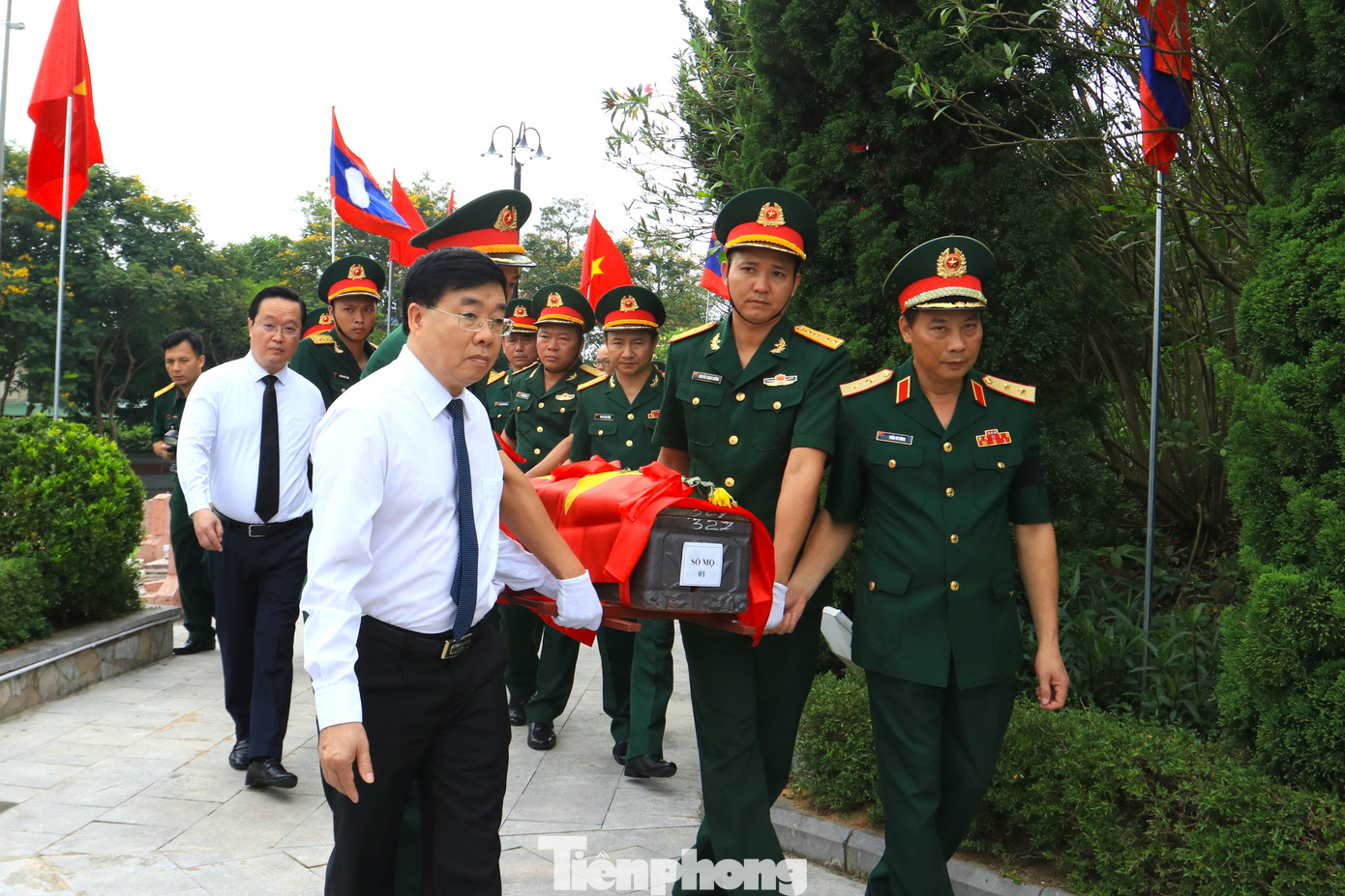Lãnh đạo tỉnh Nghệ An, lãnh đạo Quân khu IV di chuyển hài cốt các anh hùng liệt sỹ đến vị trí an táng trong nghĩa trang.