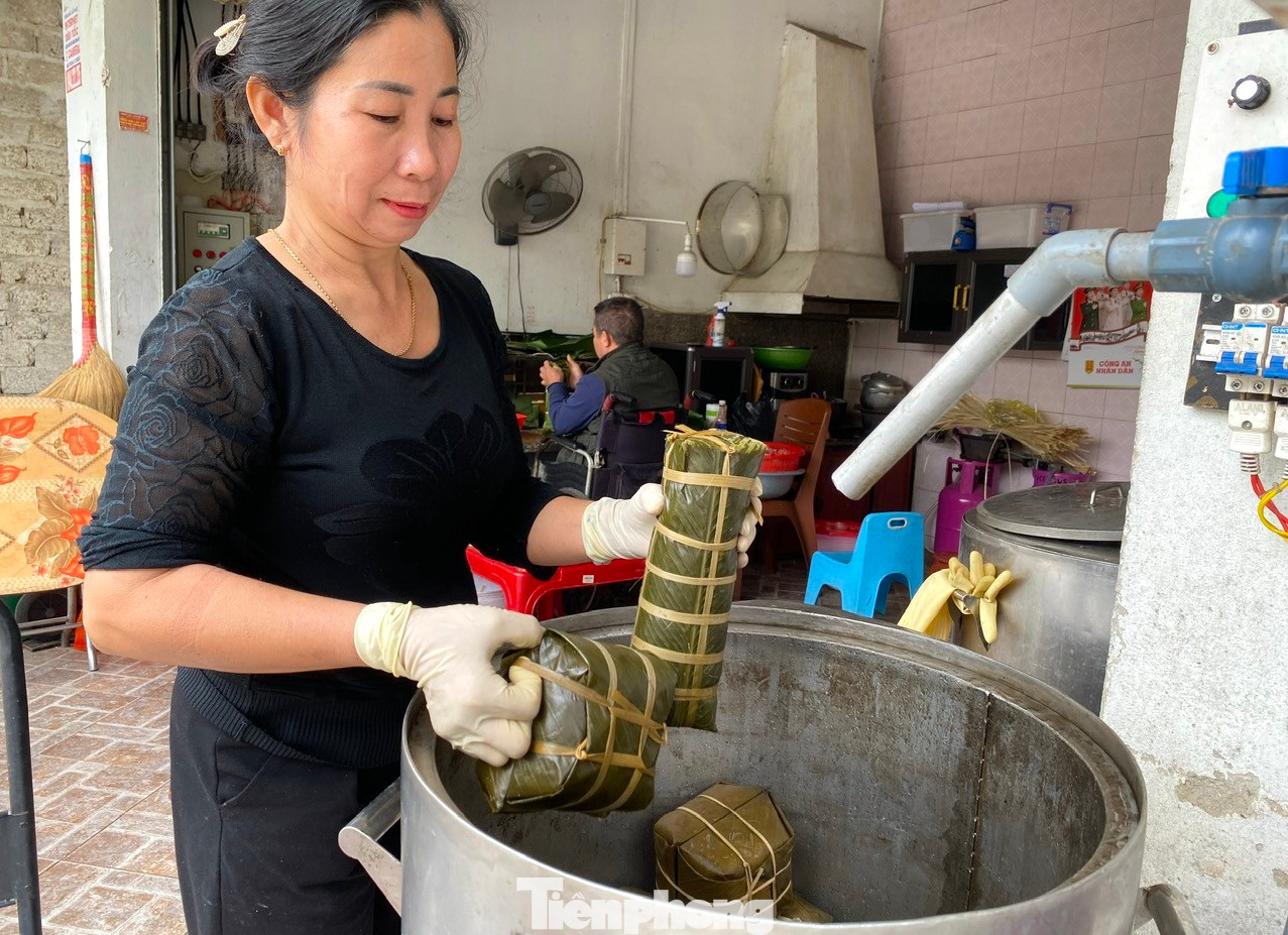 Sau khi gói xong, những chiếc bánh được đem đi nấu trong khoảng thời gian từ 8-10 giờ đồng hồ. Ngày trước, người dân dùng bếp củi, bếp than để nấu bánh. Hiện nay, các cơ sở đều đầu tư nồi điện để nấu bánh sẽ tiết kiệm được thời gian và công sức.