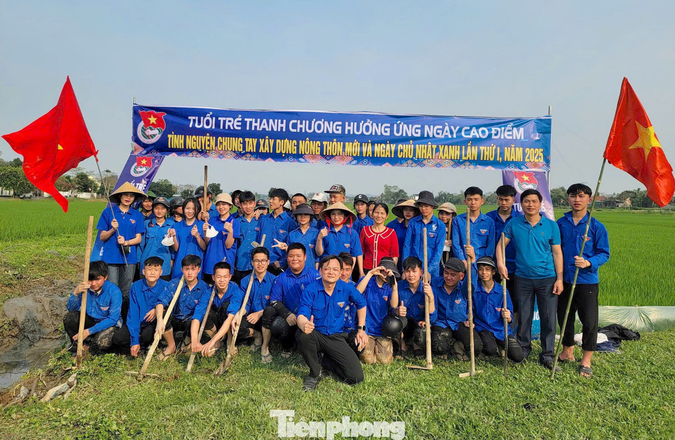 Cùng ngày, các cơ sở Đoàn trên địa bàn toàn tỉnh cũng đã đồng loạt triển khai các hoạt động hưởng ứng như: ra quân vệ sinh môi trường, xóa các điểm đen về rác thải; xây dựng tuyến đường “Thanh niên tự quản về an ninh trật tự”; Cùng ngày, các cơ sở Đoàn trên địa bàn toàn tỉnh cũng đã đồng loạt triển khai các hoạt động hưởng ứng như: ra quân vệ sinh môi trường, xóa các điểm đen về rác thải; xây dựng tuyến đường “Thanh niên tự quản về an ninh trật tự”;