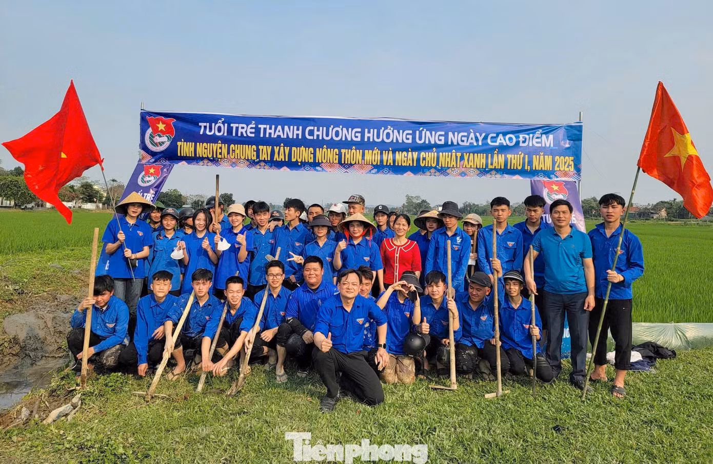 Cùng ngày, các cơ sở Đoàn trên địa bàn toàn tỉnh cũng đã đồng loạt triển khai các hoạt động hưởng ứng như: ra quân vệ sinh môi trường, xóa các điểm đen về rác thải; xây dựng tuyến đường “Thanh niên tự quản về an ninh trật tự”;