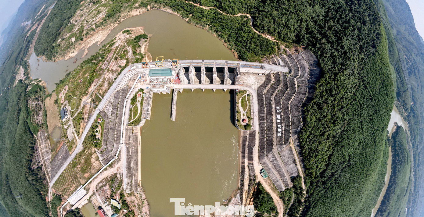 Theo thiết kế, đập chính được xây dựng bằng bê tông dài 221 m, cao hơn 45 m; tràn xã lũ gồm 5 khoang, mỗi khoang rộng 75 m. Trong thân đập chính có nhà máy thủy điện với công suất 45MW.