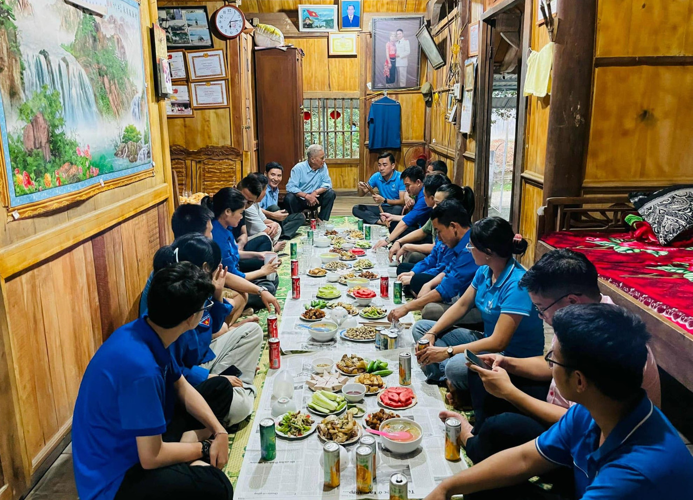 Đoàn viên thanh niên huyện Tương Dương tặng quà tri ân đến ông Vi Hải Lâm và cùng nhau sum vầy trong bữa cơm yêu thương.