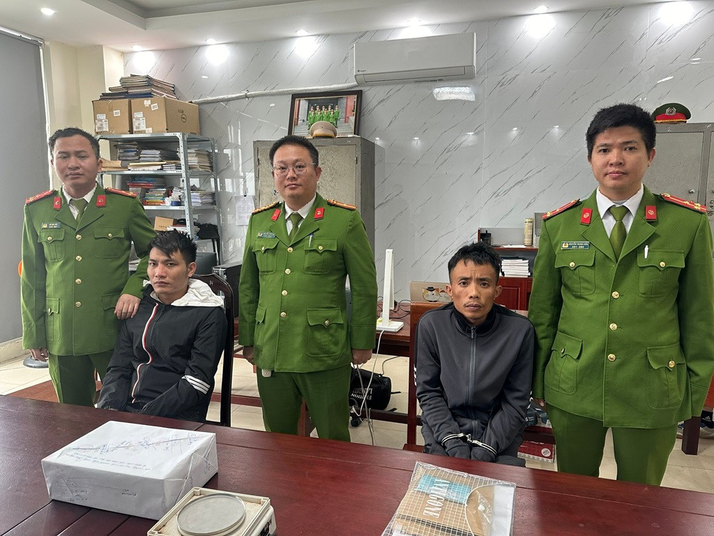 Hai đối tượng Nguyễn Đình Thành (phải) và Phạm Xuân Chắt tại cơ quan công an. Hai đối tượng Nguyễn Đình Thành (phải) và Phạm Xuân Chắt tại cơ quan công an.