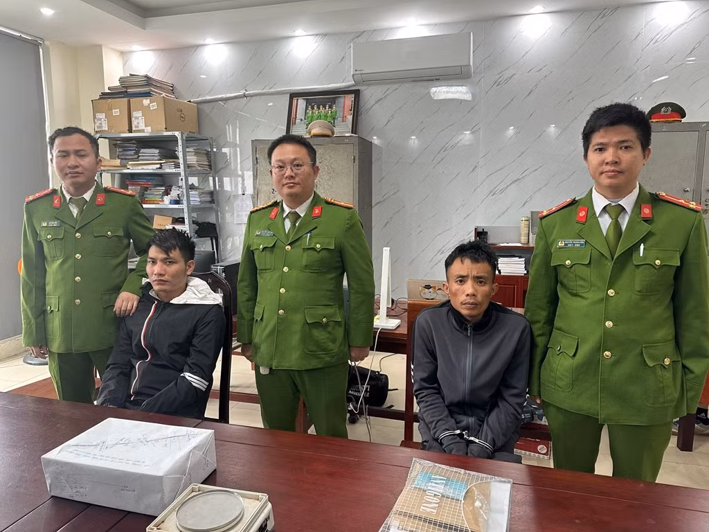 Hai đối tượng Nguyễn Đình Thành (phải) và Phạm Xuân Chắt tại cơ quan công an.