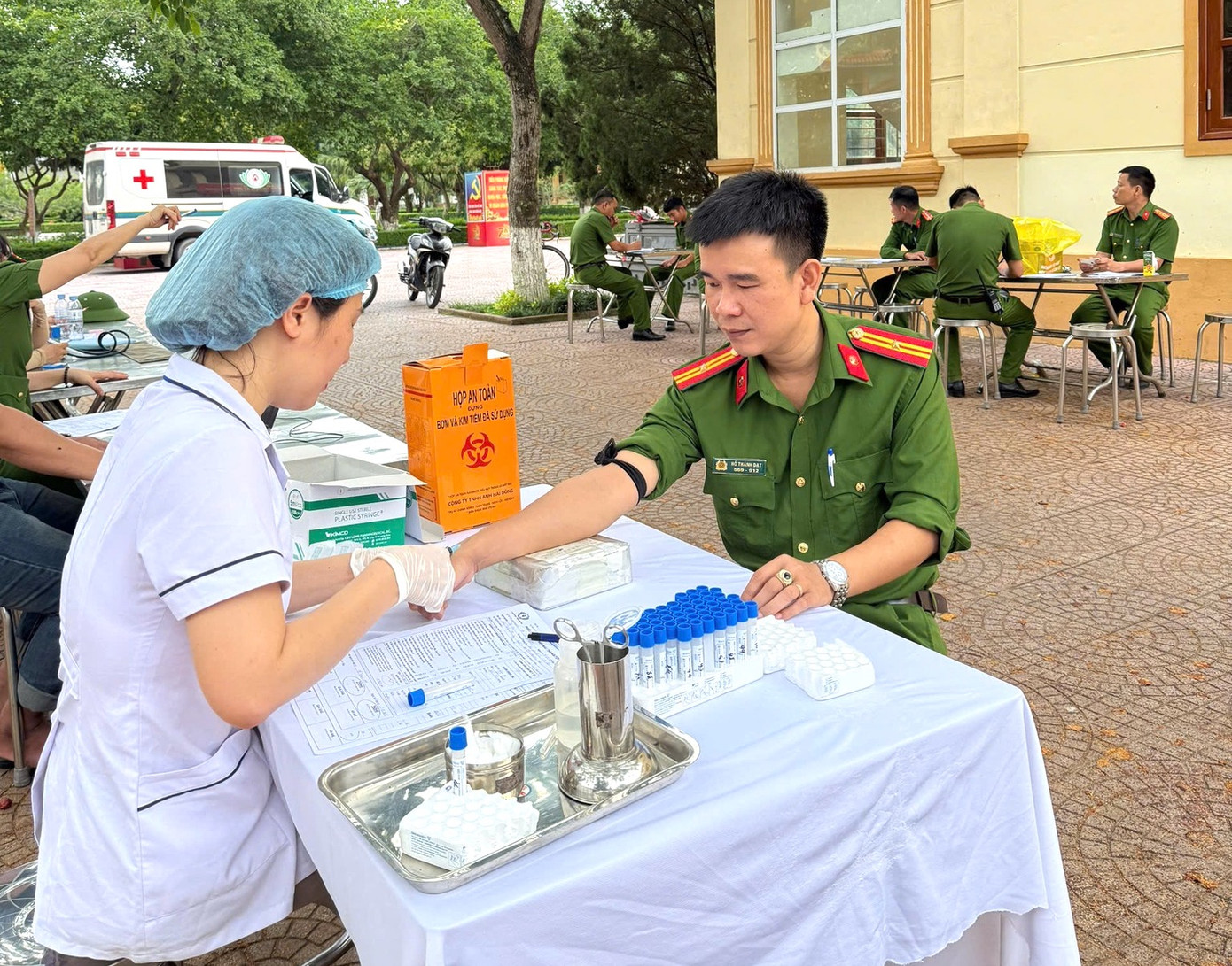 Các cán bộ công an được đo huyết áp, kiểm tra sức khỏe, lấy mẫu máu test trước khi hiến.