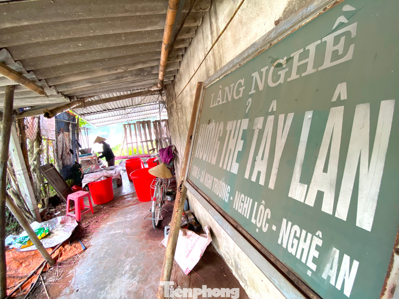 Làng nghề hương thẻ Tây Lân đã có từ lâu đời và được công nhận làng nghề từ năm 2011. Thời cao điểm, nơi đây có hàng chục hộ sản xuất hương thẻ bán ra thị trường trong và ngoài nước.