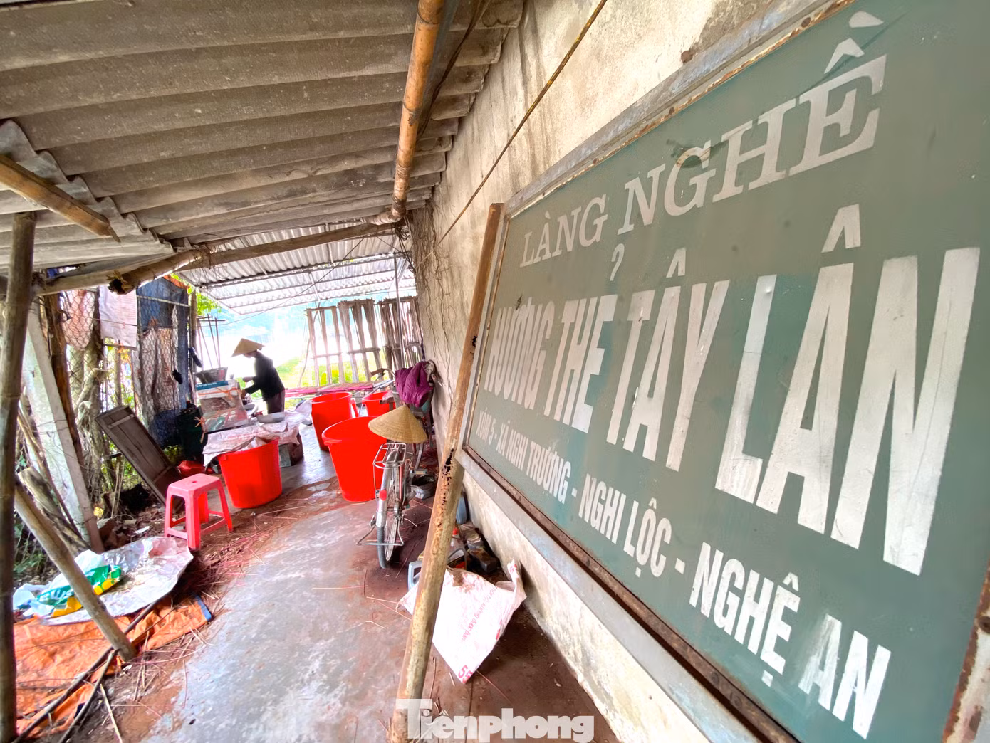 Làng nghề hương thẻ Tây Lân đã có từ lâu đời và được công nhận làng nghề từ năm 2011. Thời cao điểm, nơi đây có hàng chục hộ sản xuất hương thẻ bán ra thị trường trong và ngoài nước.
