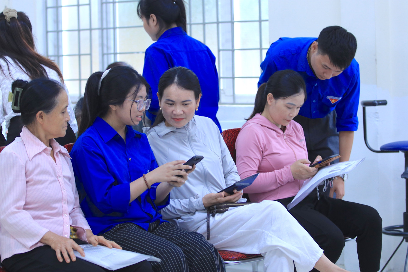 Tại Trung tâm hành chính công xã Diễn Châu (Nghệ An), bình quân mỗi ngày có từ 200 đến 300 lượt công dân đến giải quyết các thủ tục hành chính. Với lượng người đến làm việc rất lớn, thường xuyên quá tải nên Đoàn xã Diễn Châu đã thành lập đội hình thanh niên tình nguyện với hàng chục đoàn viên thanh niên túc trực hỗ trợ người dân và cán bộ tại trung tâm.