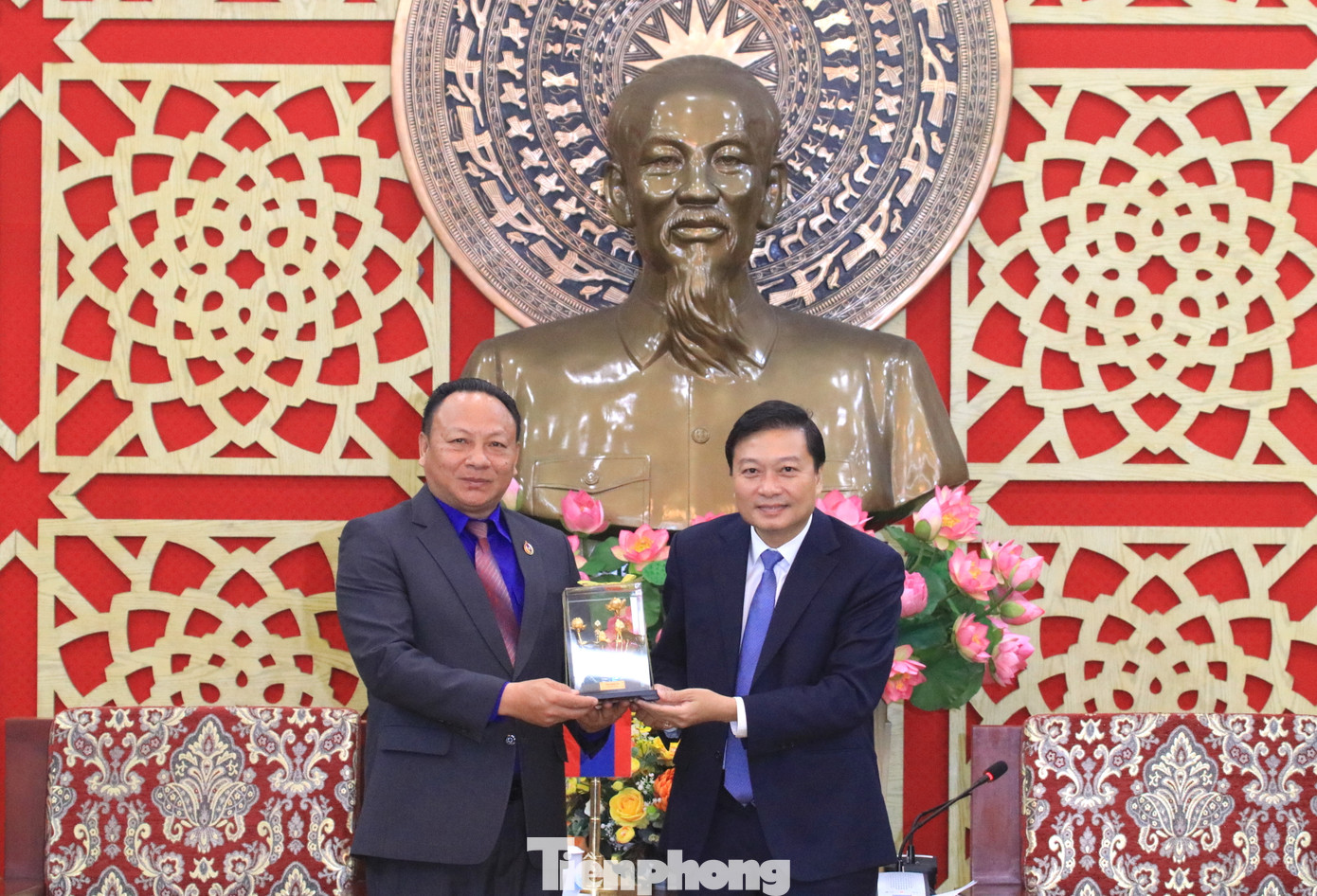 Nhân dịp buổi gặp gỡ, lãnh đạo tỉnh Nghệ An tặng món quà lưu niệm đến Đoàn đại biểu T.Ư Đoàn Thanh niên Nhân dân cách mạng Lào. Nhân dịp buổi gặp gỡ, lãnh đạo tỉnh Nghệ An tặng món quà lưu niệm đến Đoàn đại biểu T.Ư Đoàn Thanh niên Nhân dân cách mạng Lào.